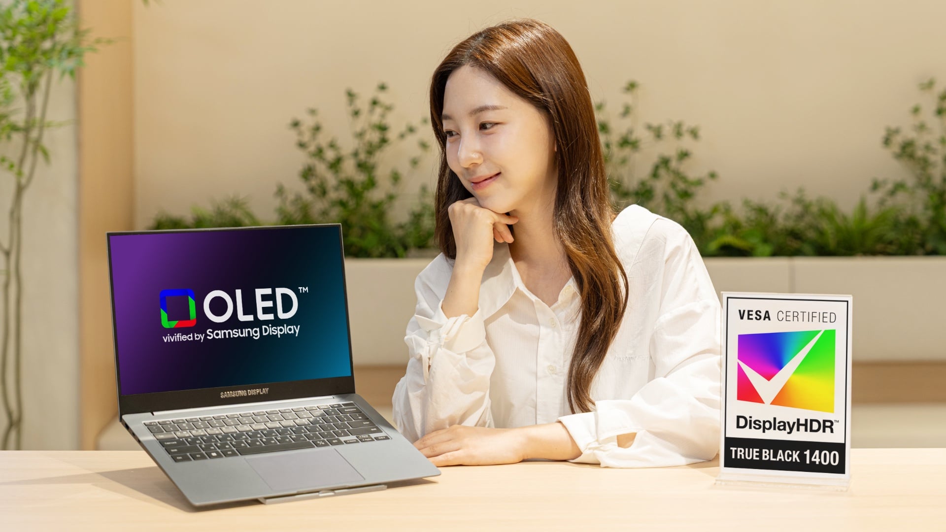 Lenovo Yoga Pro 9i Aura Edition With Samsung Display Laptop OLED Panel VESA DisplayHDR True Black 1400 Certification