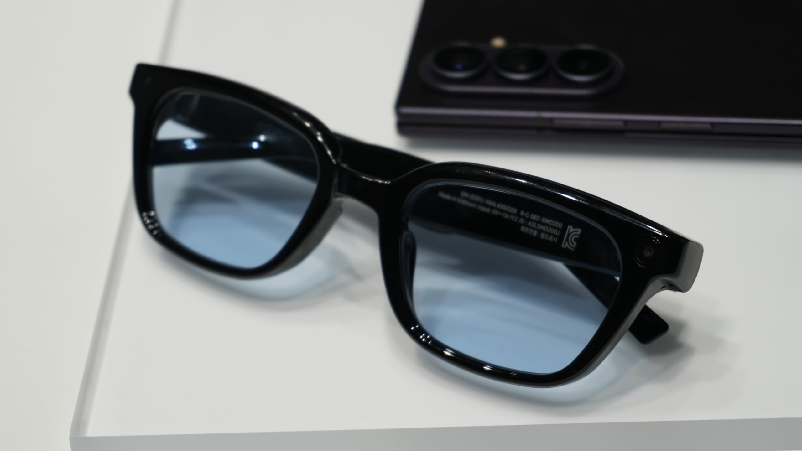 Samsung starts developing smart glasses with a color display