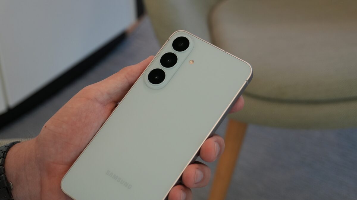 Samsung Galaxy S26 FE Hands-on Rear Cameras