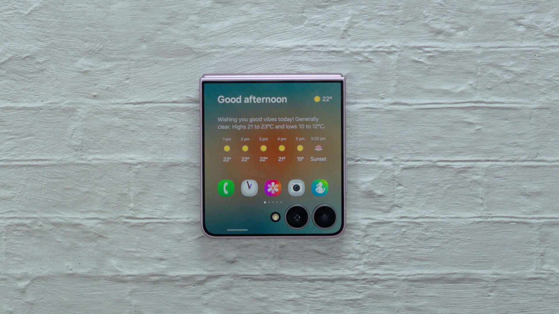 Galaxy Z Flip 8 Now Brief home screen