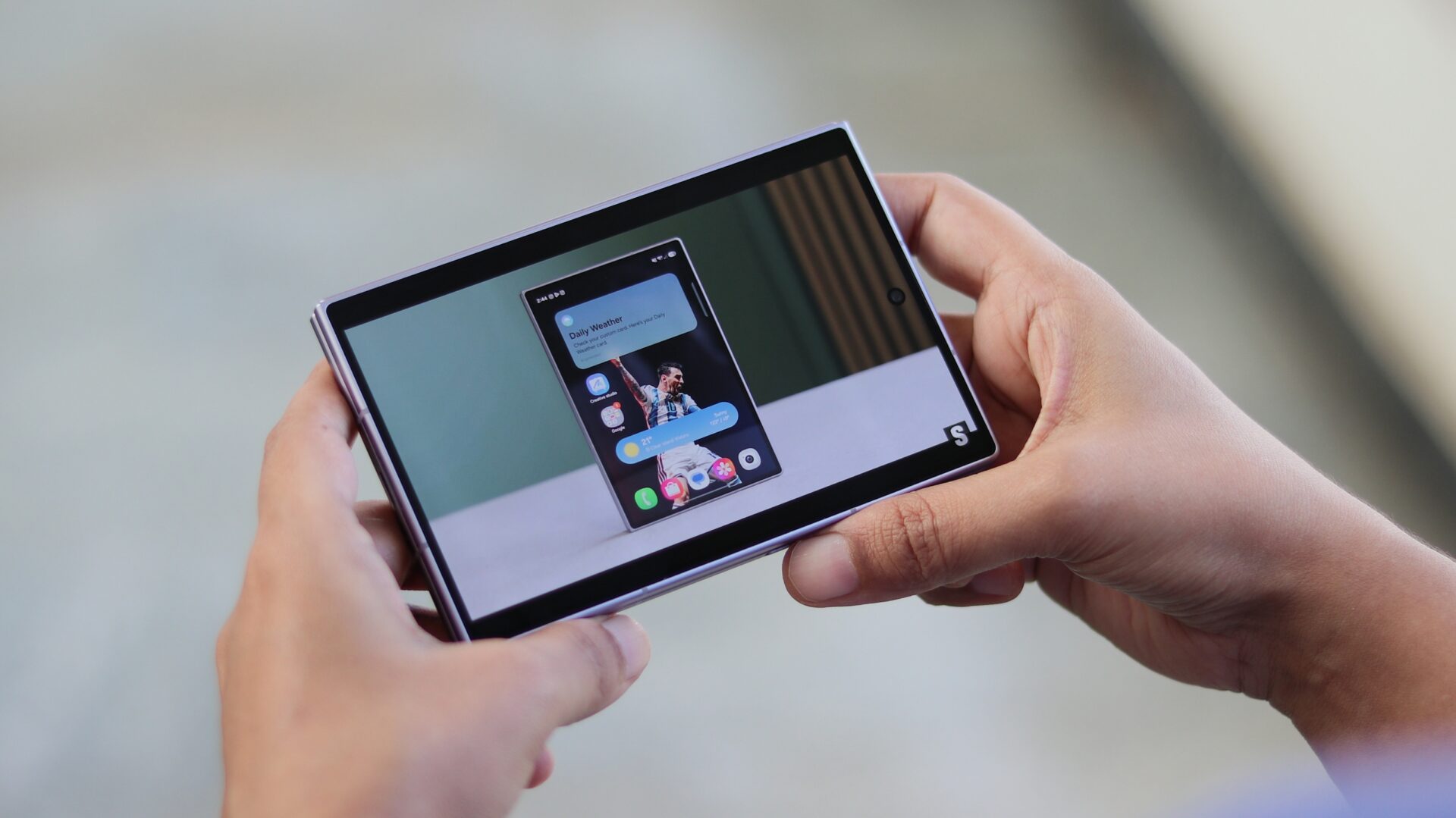 Watching videos on Galaxy Z Fold 8 cover screen