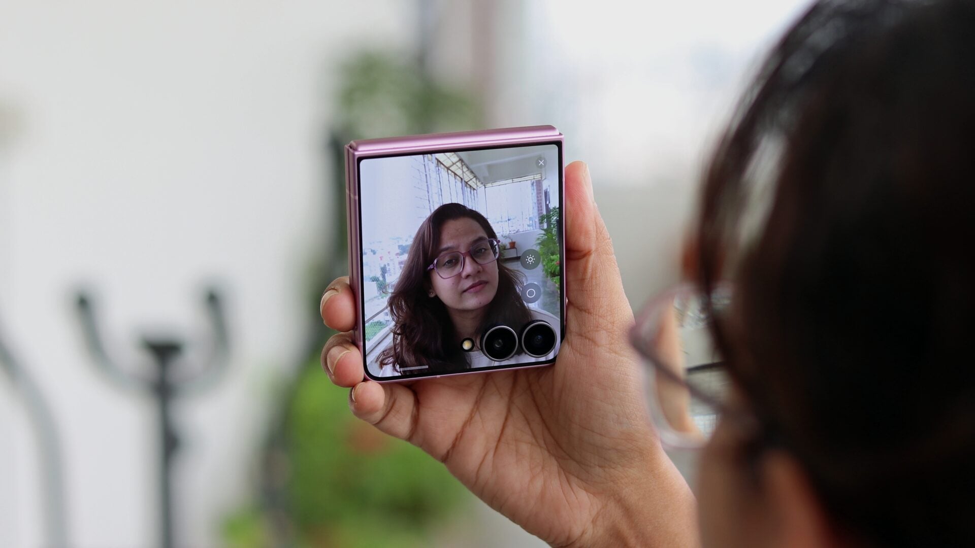 Mirror View on the Galaxy Z Flip 8 cover screen