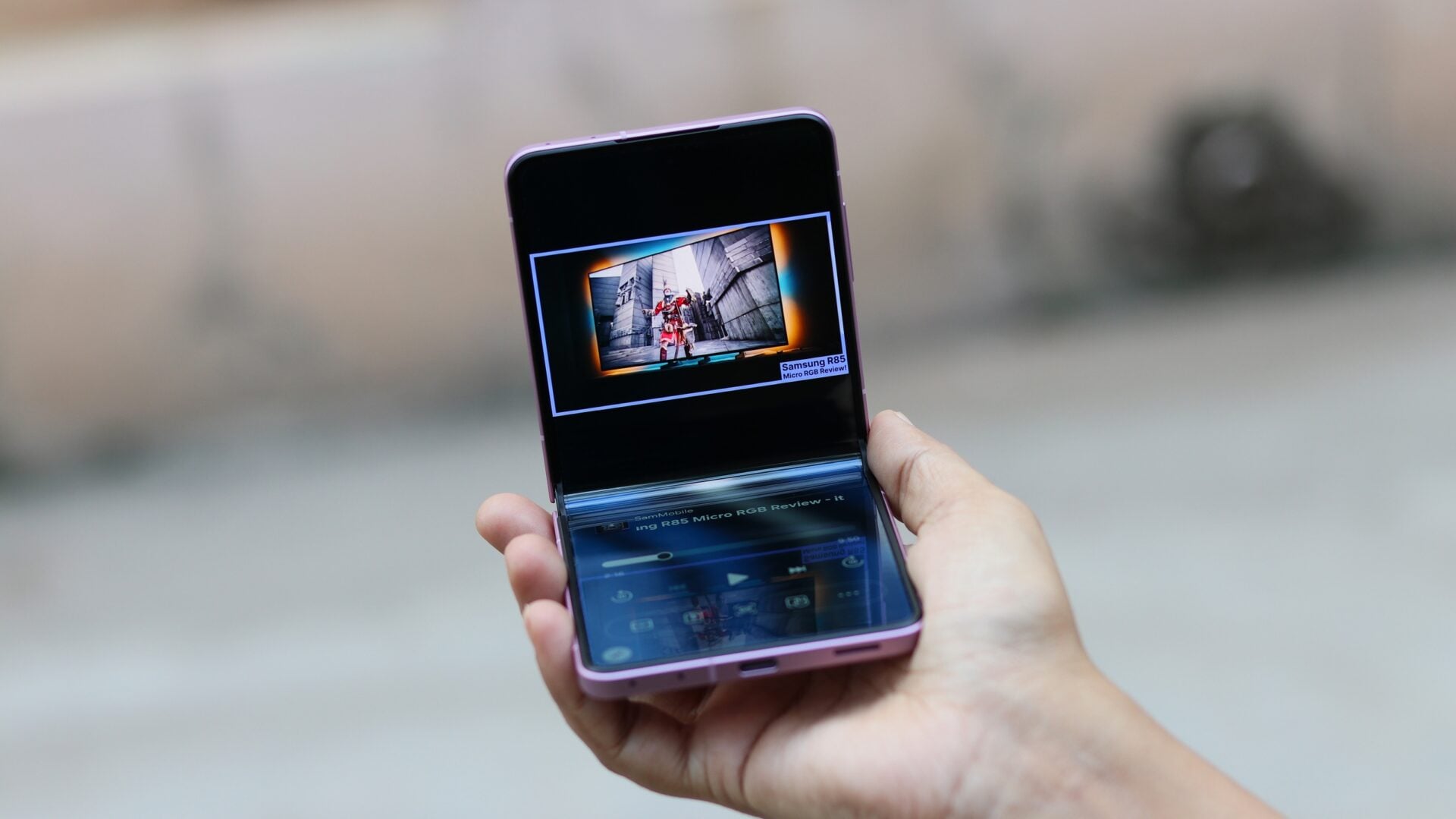 Samsung Galaxy Z Flip 8 in Flex Mode