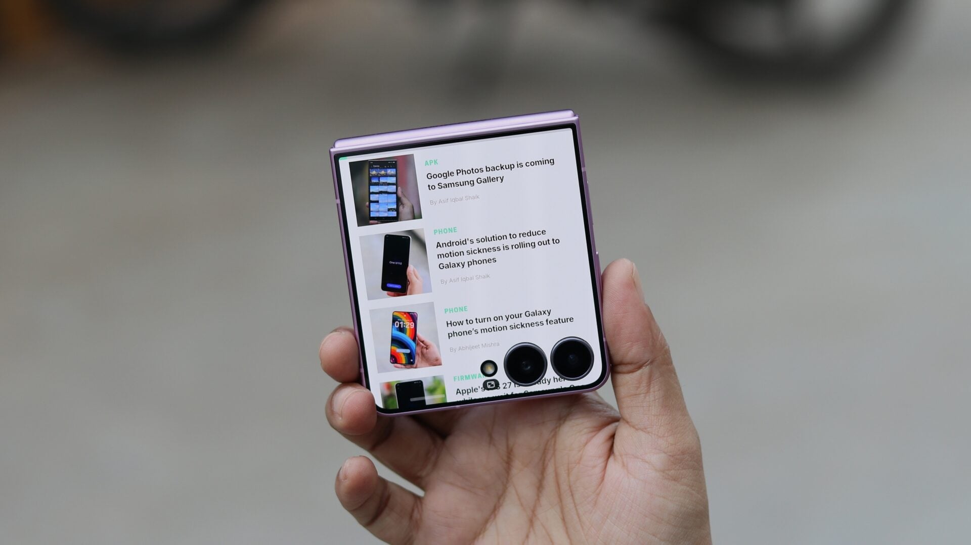 Browsing on Galaxy Z Flip 8 cover screen