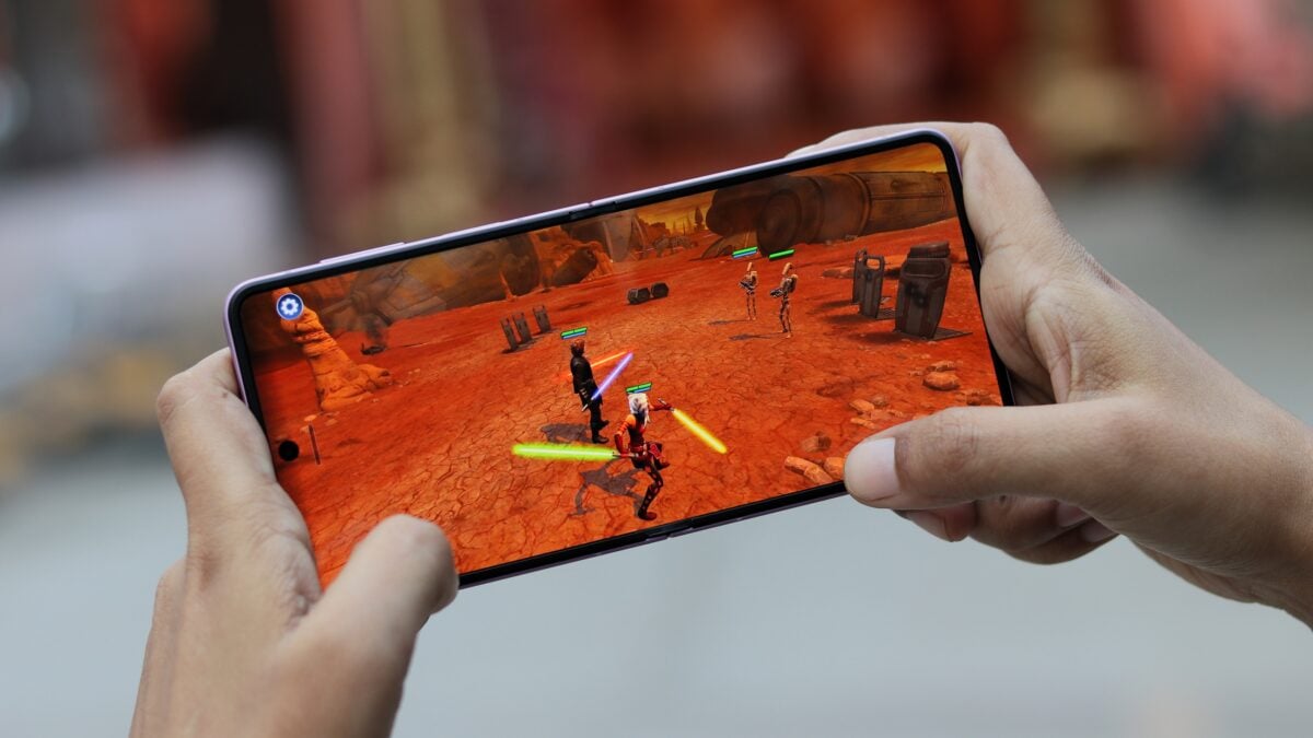 Gaming on Samsung Galaxy Z Flip 8