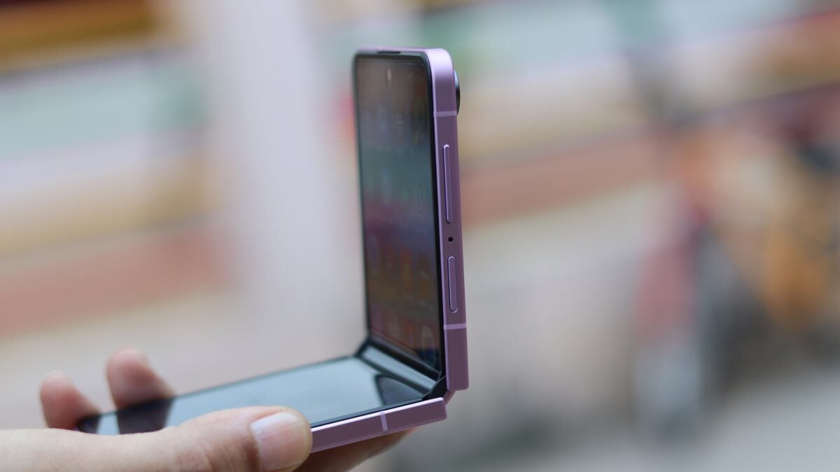 Samsung Galaxy Z Flip 8