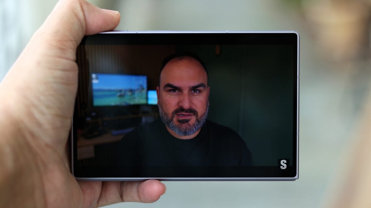 Video playback on Galaxy Z Fold 8 cover screen