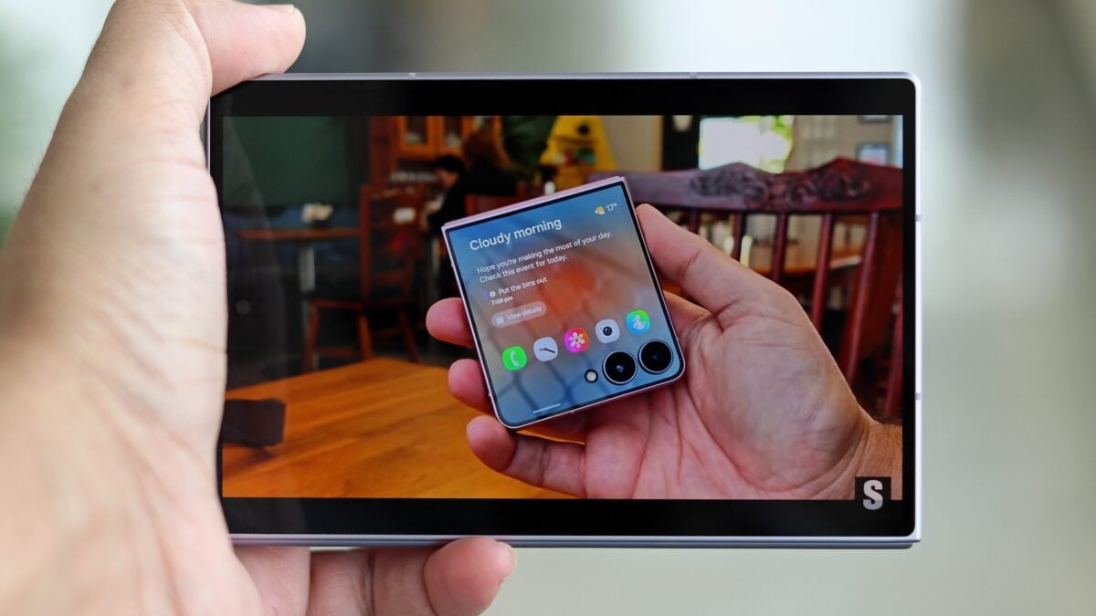 Video playback on the Galaxy Z Fold 8 cover screen