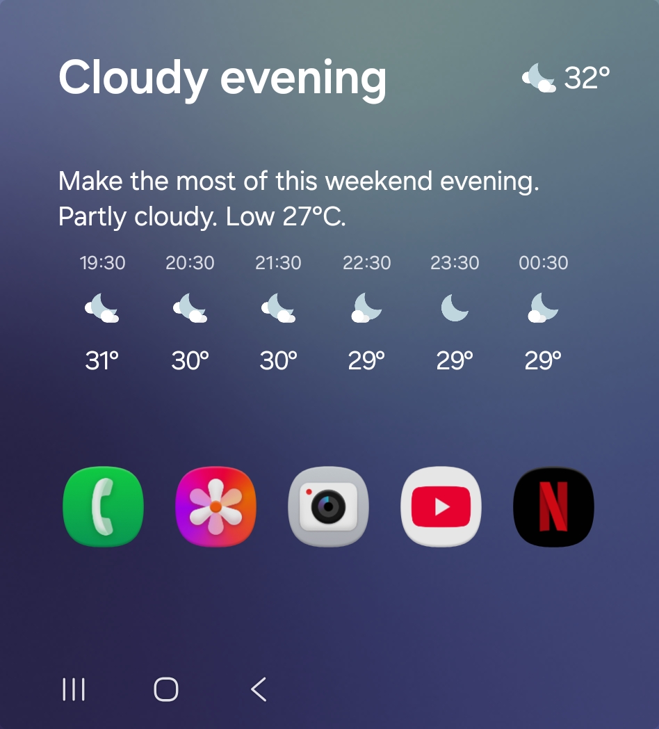 Now Brief and apps home screen on Flip 7 cover screen