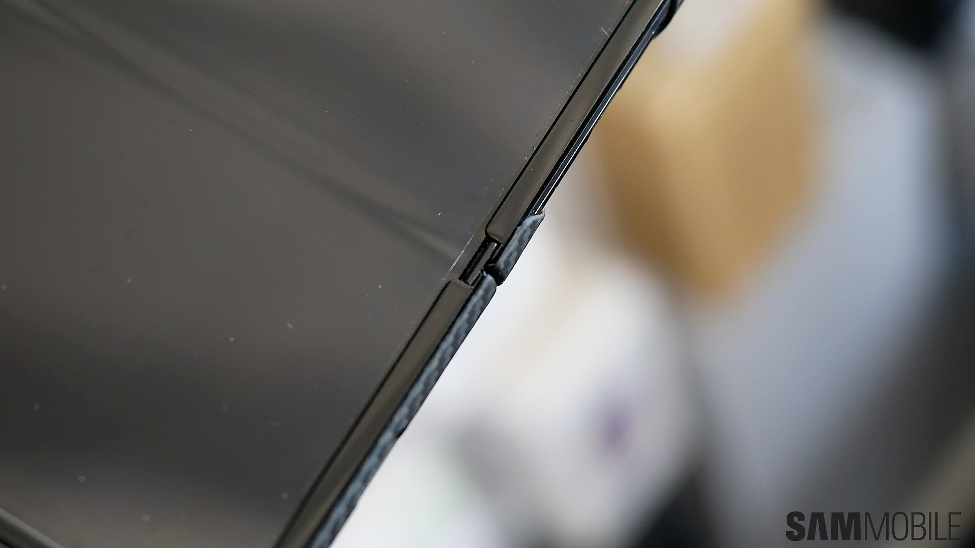 Original Galaxy Fold lacking hinge dust caps